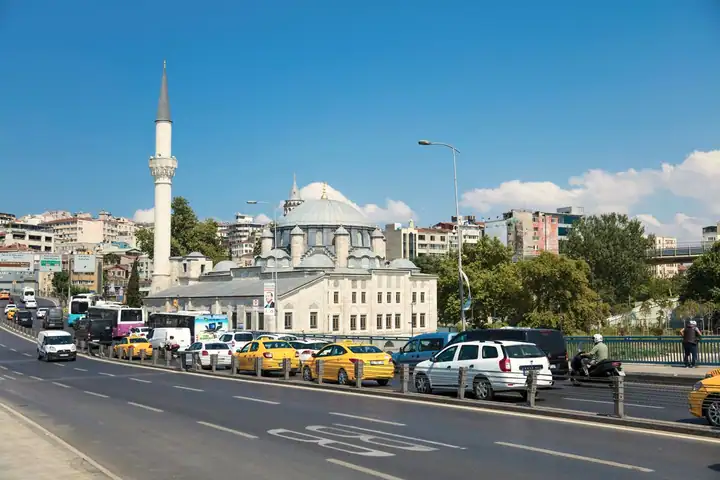 Cami önündeki yolda sıralanmış sarı taksiler